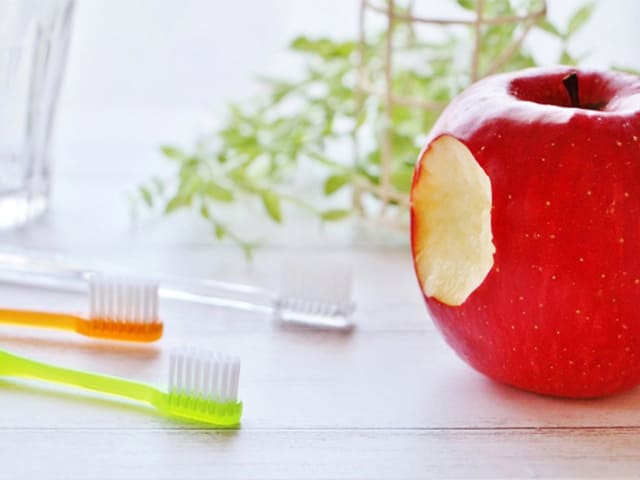 歯ブラシとリンゴ